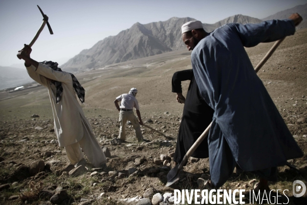 Yves faivre, de l ong afrane développement, fait travailler des afghans dans la region de la kapisa pour la realisation de terrasses ou seront plantes des amandiers.