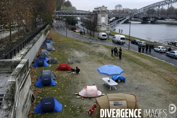 L association    salaud de pauvres   a installe depuis 2 jours un village de sdf d  une dizaine de tentes sous le pont charles-de-gaulle, au pied de la gare d austerlitz.
