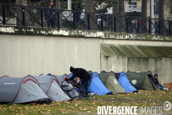 L association    salaud de pauvres   a installe depuis 2 jours un village de sdf d  une dizaine de tentes sous le pont charles-de-gaulle, au pied de la gare d austerlitz.