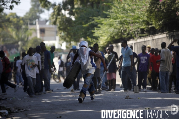 Manifestation contre la presence de la minustah, accusee d avoir propage le cholera en haiti.