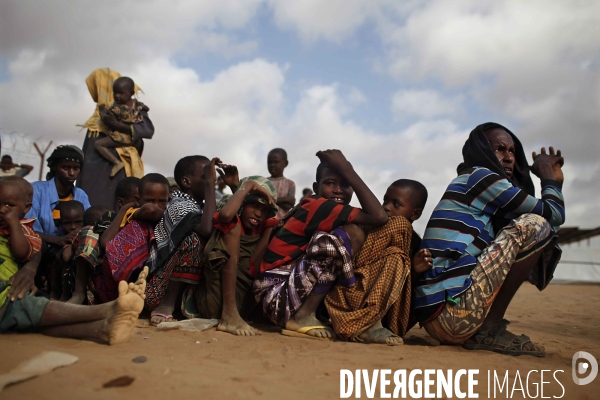 Arrivee, au centre de reception du camp de dadaab, de nouveaux deplaces somaliens ayant fui la guerre, la secheresse et la famine qui sevit dans leur pays.