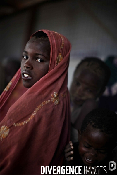 Arrivee, au centre de reception du camp de dadaab, de nouveaux deplaces somaliens ayant fui la guerre, la secheresse et la famine qui sevit dans leur pays.