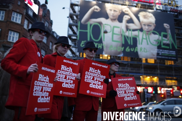 Manifestation dans les rues de copenhague du groupe climate debt agents pour appeler les gouvernements a financer les consequences du changement climatique dans les pays pauvres.