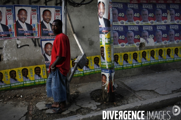 Collage des affiches de la campagne presidentielle de jude celestin, dans les rues de petionville.