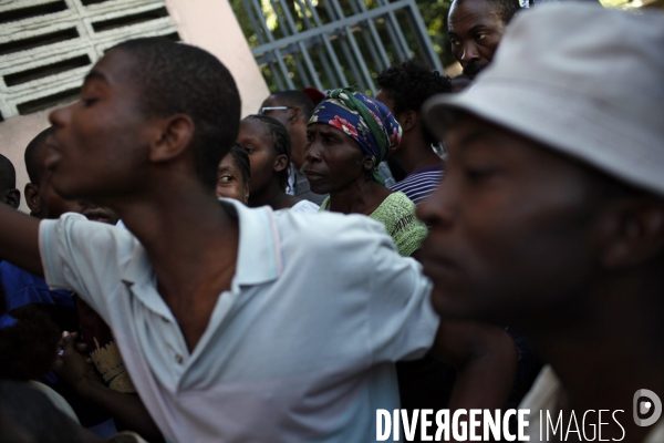 Les haitiens font la queue devant les bureaux de l office national d identification afin de se faire etablir des papiers en vue des elections.