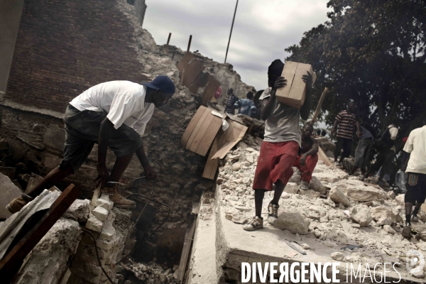 Seisme en haiti. scenes de pillages dans les rues de port-au-prince.