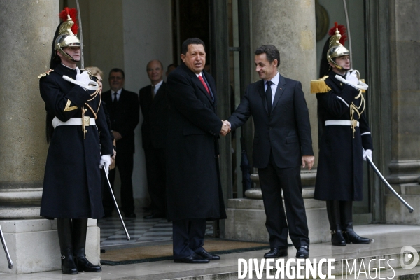 Le president francais nicolas sarkozy recoit le president du venezuela hugo chavez a l elysee.