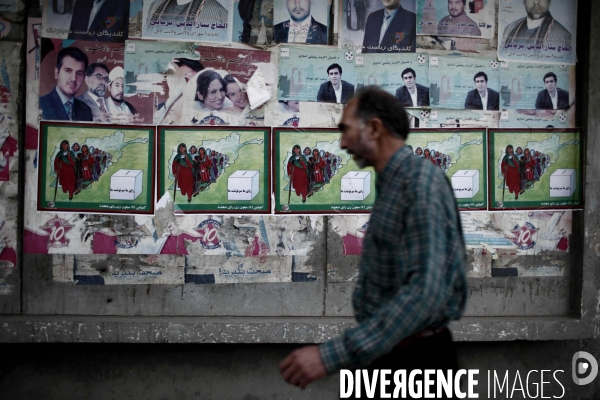 Affiches de campagne electorale pour les presidentielles dans les rues de kaboul/