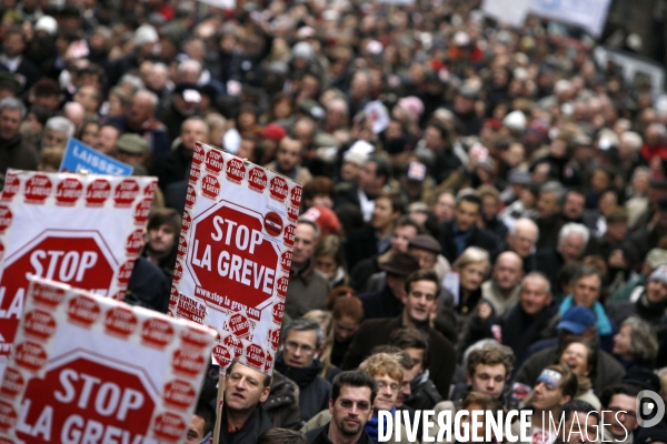 Manifestation contre les blocages des universites et contre les greves dans les transports publics.