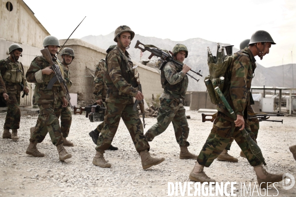 Soldats de l armee nationale afghane (ana) en poste dans la fob de nijrab, en kapisa.