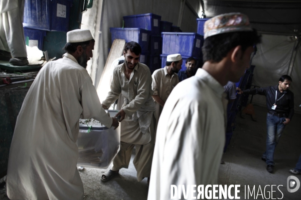 Reception des bulletins de vote pour les presidentielles afghanes dans les locaux de l independent election commission (iec), pres de kaboul.