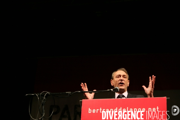 Bertrand delanoe en campagne pour les elections municipales, au theatre dejazet, en soutient au maire sortant du 3eme arrondissement.