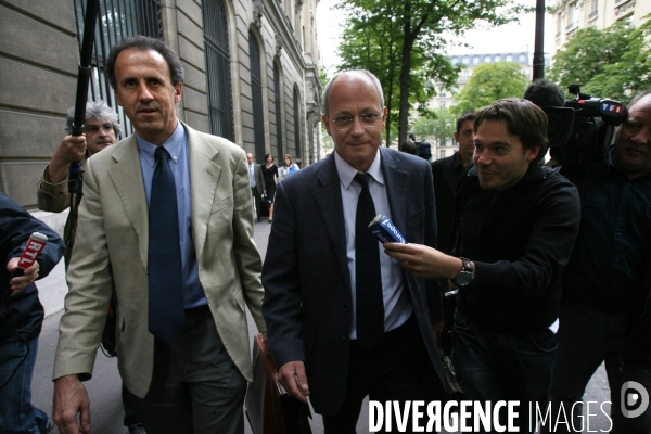 Les juges Jean Marie d Huy et Henri Pons sortent des bureaux de l ancien premier ministre Dominique de Villepin, qu ils viennent de perquisitionner dans le cadre de l affaire Clearstream.