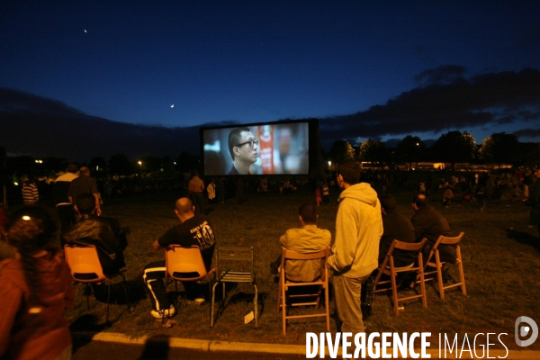 Projection d un film dans le cadre de l operation Cannes en Banlieue organisee par Luc Besson