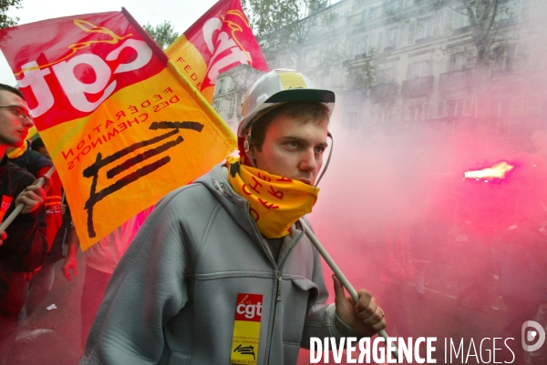 Manifestation a l appel des syndicats et des partis de la gauche contre la politique du gouvernement.