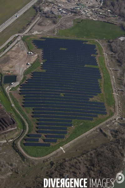 Vue aérienne de centrale solaire à Manosque