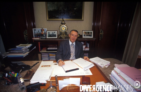 Jacques Peyrat senateur maire de Nice dans son bureau.