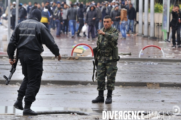 Interposition des militaires entre manifestants et police.
