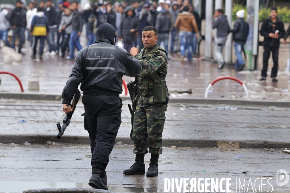 Interposition des militaires entre manifestants et police.