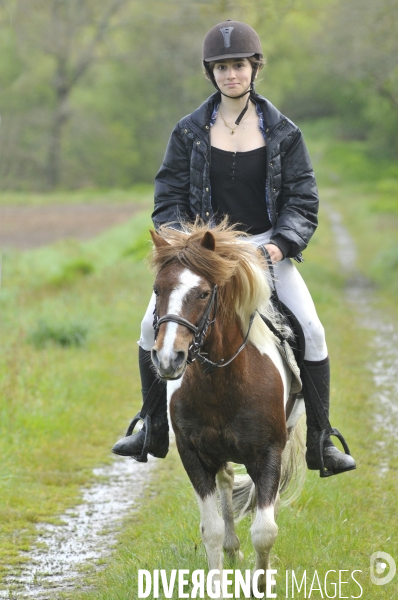 L enfant et les animaux :  jeune cavalier à poney. Children and animals: young pony rider.