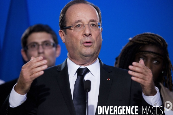 Francois Hollande : contrats  emplois d avenir 