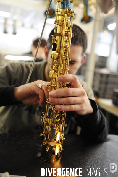 Henri Selmer crée et produit des saxophones.