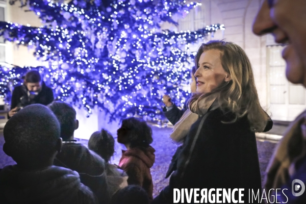 Valérie Trierweiler illumine le sapin de Noël dans la cour de l Elysée