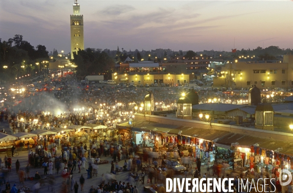 Marrakech : les conteurs et les artistes ont fait de la place Jemaa El Fna, un chef-d oeuvre immatèriel de l UNESCO