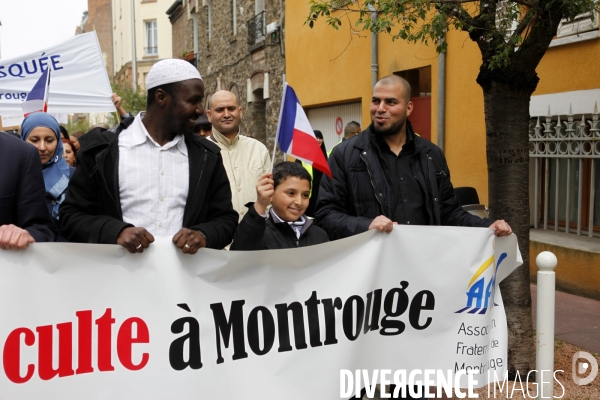 Les Musulmans de l association  Fraternité Montrouge  manifestent contre la fermeture de leur Mosquée par le Maire de Montrouge