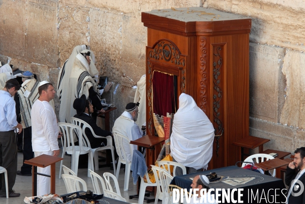 JERUSALEM : Prières quotidiennes au Mur des lamentations