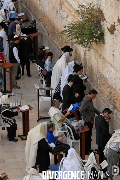 JERUSALEM : Prières quotidiennes au Mur des lamentations