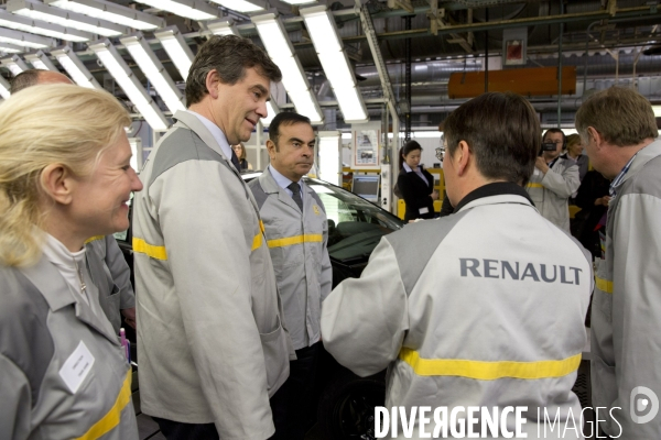Le ministre du Redressement productif Arnaud Montebourg visite la chaine de montage de la nouvelle voiture électrique ZOE, guidé par Carlos Ghosn, le PDG de Renault.