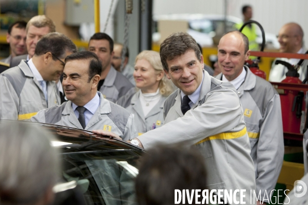 Le ministre du Redressement productif Arnaud Montebourg visite la chaine de montage de la nouvelle voiture électrique ZOE, guidé par Carlos Ghosn, le PDG de Renault.