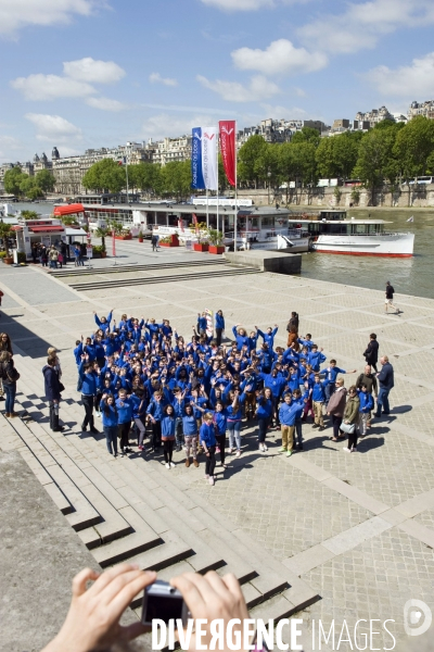 Illustration Juin 2013.Sur les quais de Seine,photo de groupe de collegiens anglais venus apprendre le français