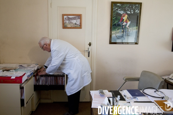 A 91 ans, le docteur François Le Men exerce toujours comme médecin de campagne dans le canton de Callac, en Côtes d Armor.