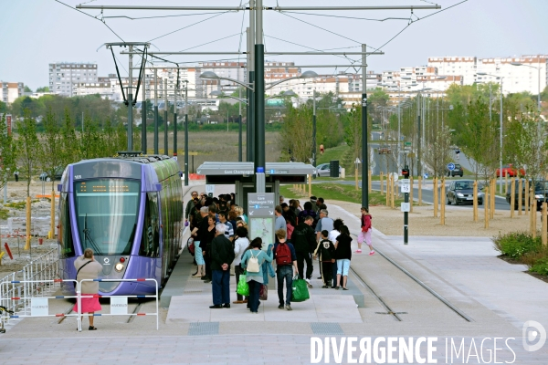 Des tramways et des villes.Tramway a Reims.Une rame au depart de la station Gare Champagne TGV.