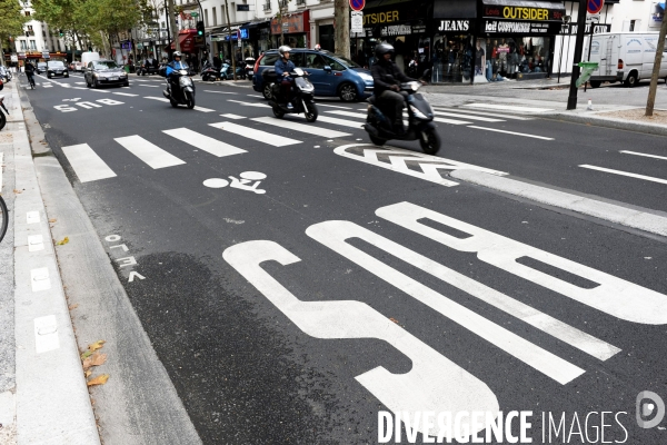 Illustration Septembre 2013.L  aménagement de l avenue de Clichy,partage l espace entre les differents usagers,bus,voitures,vélos et limite la vitesse à 30 kilométres heure