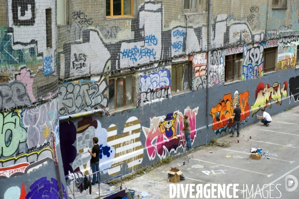 Illustration Sepetembre 2013.Street artistes  a l oeuvre sur un mûr des frigos dans le 13éme arrondissement