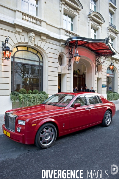 Economie - illustration.Le Royal Monceau.Une Bentley devant le palace cinq étoiles de l  avenue Hoche appartient au groupe singapourien Raffles