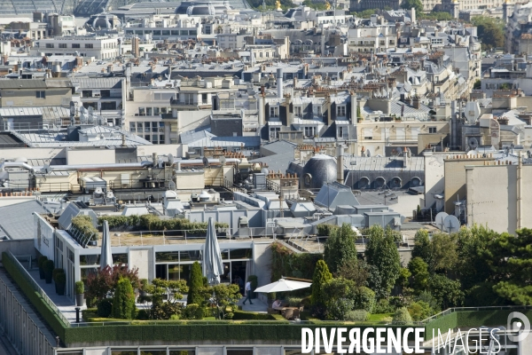 Economie - illustration.Terrasse sur un immeuble des Champs elysées.