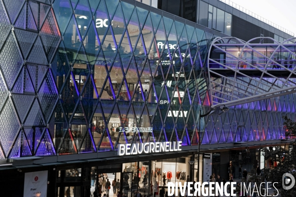 Le centre commercial Beaugrenelle,eclairage des facades rue Linois