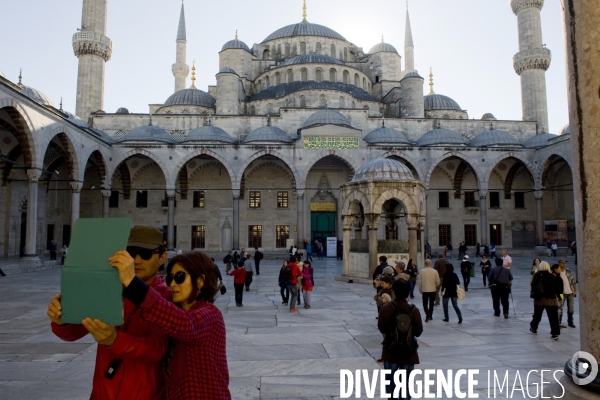 Istanbul illustration.Un couple se prend en photo avec une tablette dans la cour de la mosquee bleue.