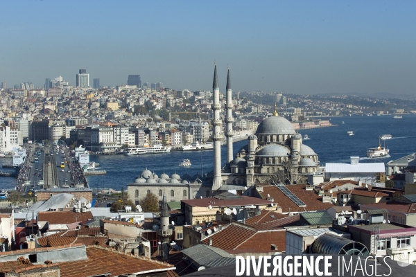 Istanbul illustration.Vue d Istanbul ,du Bosphore,et du pont de Galata depuis le Caravanserail de la Sultane Mere.