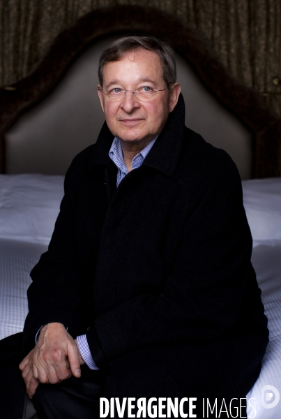 Péter nadas, le grand écrivain hongrois, dans sa chambre d hôtel a paris pour la sortie de son livre   histoires paralléles 