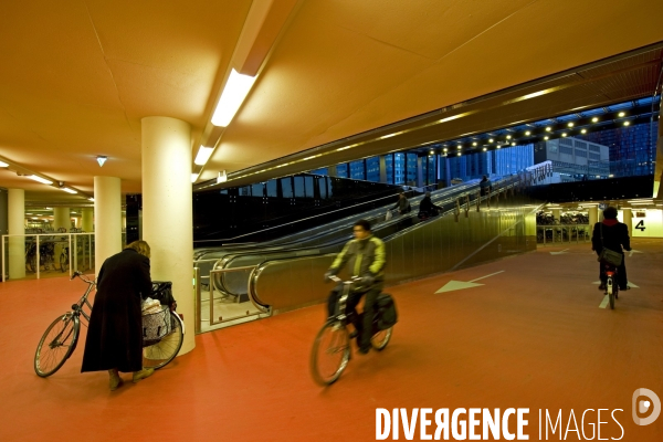 Pays - Bas  illustration - Décembre 2013.Le garage a velo sous l esplanade de la gare centrale de Rotterdam peut recevoir 5200 velos.