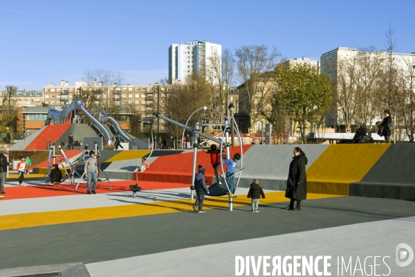 L  Ecoquartier des Docks de Saint Ouen. Le parc de 12 hectares.Des enfants sur l  aire de jeux.