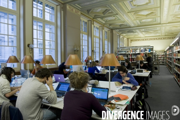 Des etudiants dans la salle Fustel de Coulanges de la bibliotheque renovee de la Sorbonne