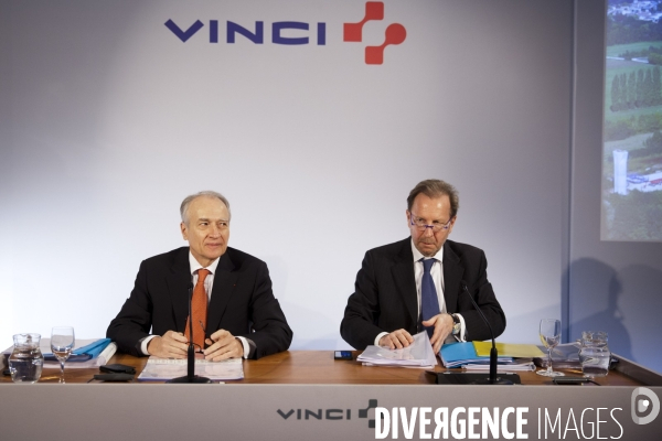 Présentation des résultats pour 2013 du Groupe VINCI par son Président  Xavier Huillard (G) et le directeur financier et vice président Christian Labeyrie (D)