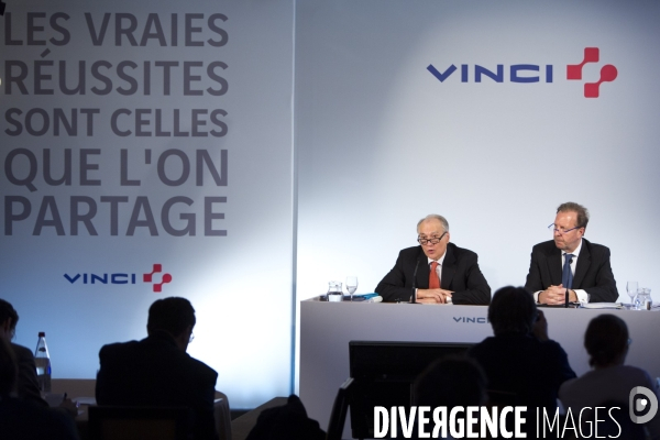 Présentation des résultats pour 2013 du Groupe VINCI par son Président  Xavier Huillard (G) et le directeur financier et vice président Christian Labeyrie (D)