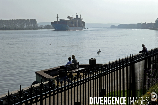 Economie - illustration.Un porte conteneur remonte la Seine en direction du port de Rouen-